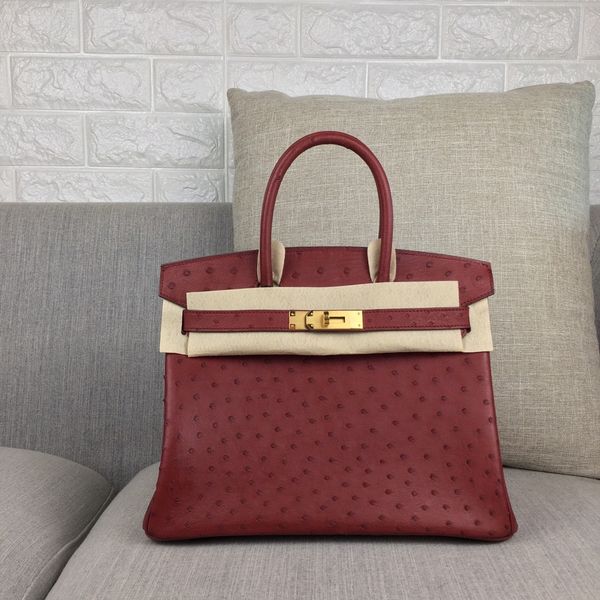 whosale fully handmade burgundy ostrich skin design handbag30cm wax thread, have both gold and silver hardware,contact me for details
whosale fully handmade burgundy ostrich skin design handbag30cm wax thread, have both gold and silver hardware,contact me for details