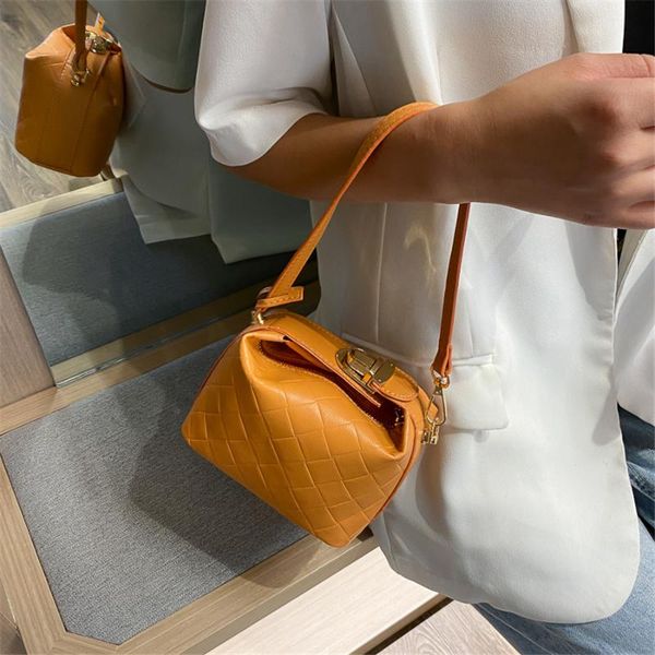 нью-2020 текстурированных дамы маленькой сумочка ins всех руки порекомендовать банкнот груза плече сумка креста тела bucket мешок женщин
нью-2020 текстурированных дамы маленькой сумочка ins всех руки порекомендовать банкнот груза плече сумка креста тела bucket мешок женщин