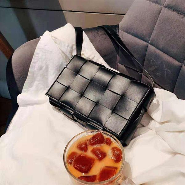 2019 brand fashion designer woman bags fashion classic shoulder bag simple elegant postman bag New fashion bag
2019 brand fashion designer woman bags fashion classic shoulder bag simple elegant postman bag New fashion bag