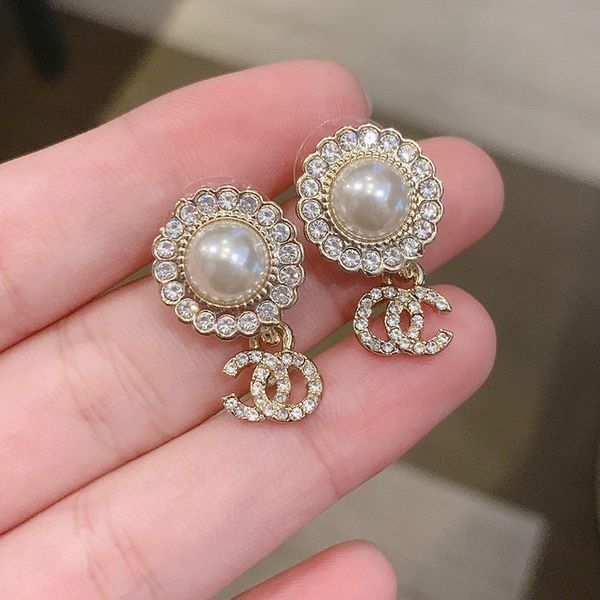 c2174 fashion glass crystal inlaid c letter ear stud girl lovely cz earrings with golden pendant jewelry, Golden;silver
c2174 fashion glass crystal inlaid c letter ear stud girl lovely cz earrings with golden pendant jewelry, Golden;silver