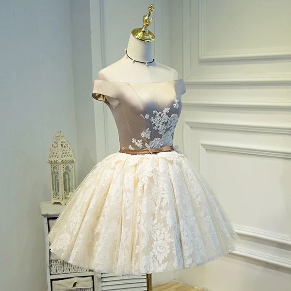 chic off-плечу cap рукава короткие платья выпускного вечера 2019 кружева аппликация vintage homecoming платья с sash зашнуровать назад симпа, Black
chic off-плечу cap рукава короткие платья выпускного вечера 2019 кружева аппликация vintage homecoming платья с sash зашнуровать назад симпа, Black