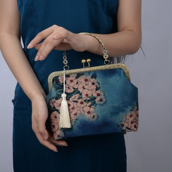 chinese style evening bag with lily flower crossbody bags for women wedding party banquet good assosiated with vintage dresses
chinese style evening bag with lily flower crossbody bags for women wedding party banquet good assosiated with vintage dresses