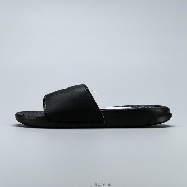 Spring and summer 2020 new luxury designer men's and women's beach leisure slippers are soft, comfortable and beautiful. Size: 36-
Spring and summer 2020 new luxury designer men's and women's beach leisure slippers are soft, comfortable and beautiful. Size: 36-