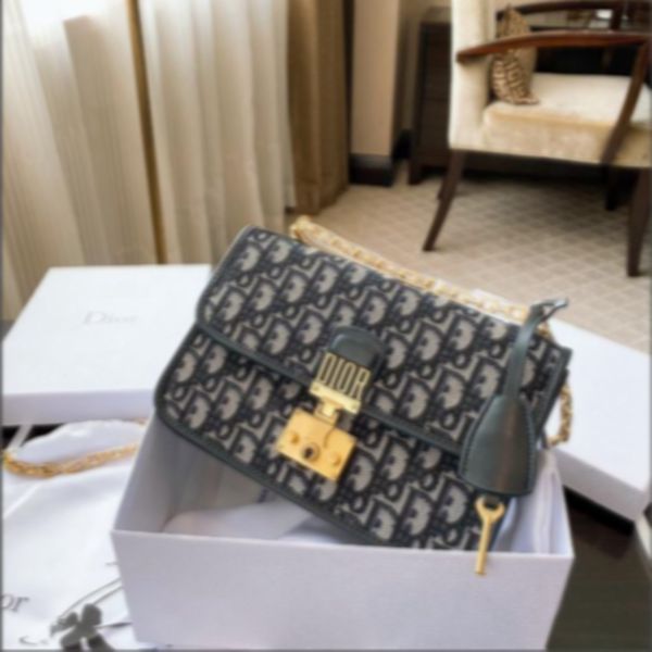embroidered edge women shoulder bag cross-body embroidered canvas postman bag vintage original metal handbag
embroidered edge women shoulder bag cross-body embroidered canvas postman bag vintage original metal handbag