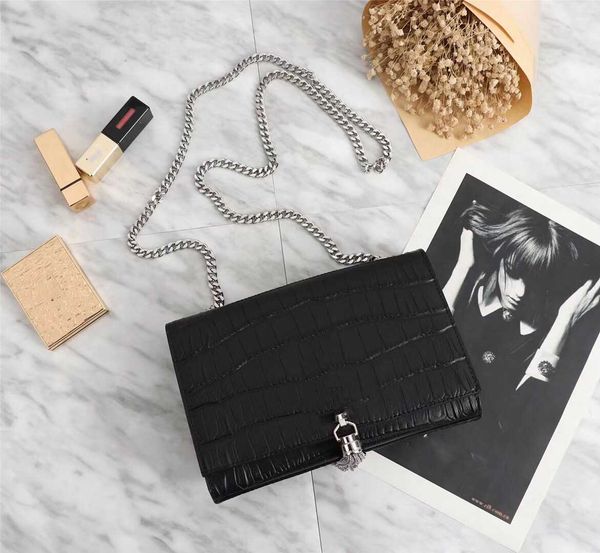 2018 wholesale new women's tassel shoulder bag, women's designer shoulder bag, women's crocodile leather chain bag size:23cm
2018 wholesale new women's tassel shoulder bag, women's designer shoulder bag, women's crocodile leather chain bag size:23cm