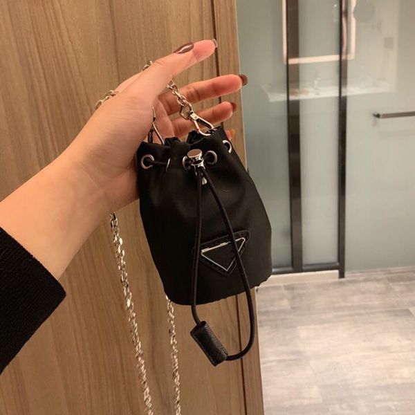 стильный марка женщины малый drawstring сумки с металлической цепью ремень карточки деньги помада аксессуары сумки holder багажа для женщин 
стильный марка женщины малый drawstring сумки с металлической цепью ремень карточки деньги помада аксессуары сумки holder багажа для женщин