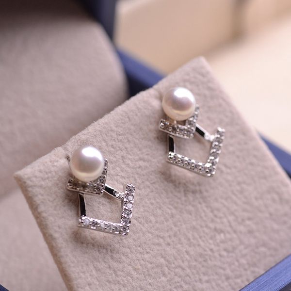 new fashion women silver 925 stud earrings natural freshwater pearl v shape girls zircon gorgeous ear jewelry wedding brinco, Golden;silver
new fashion women silver 925 stud earrings natural freshwater pearl v shape girls zircon gorgeous ear jewelry wedding brinco, Golden;silver