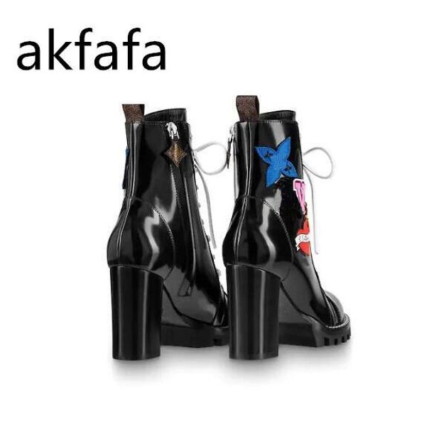 women's leather boots 8cm popular vogue heel black leather shoelaces vulcanizate outsole luxury martin boots box
women's leather boots 8cm popular vogue heel black leather shoelaces vulcanizate outsole luxury martin boots box
