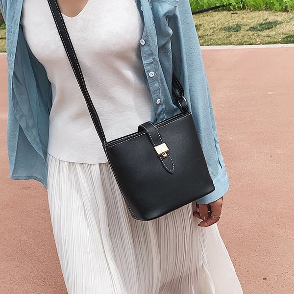 2020 new ladies shoulder bag fashion korean version of the shoulder slanting wide strap bucket bag handbag
2020 new ladies shoulder bag fashion korean version of the shoulder slanting wide strap bucket bag handbag