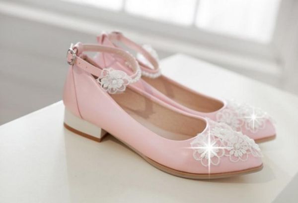 2018 women's shoes in spring and autumn with new style low heel pointed end lace flower pearl, Black
2018 women's shoes in spring and autumn with new style low heel pointed end lace flower pearl, Black