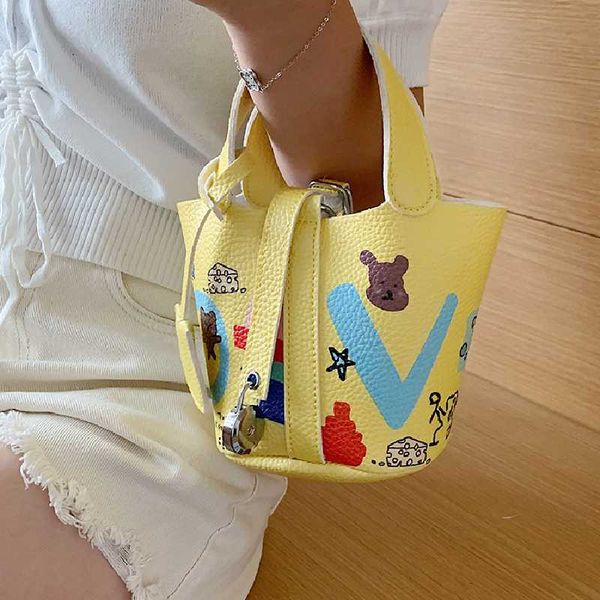 new original design fashion printed bucket bag elegant handbag shoulder bag crossbody width 19cm height 14cm thickness 10cm
new original design fashion printed bucket bag elegant handbag shoulder bag crossbody width 19cm height 14cm thickness 10cm
