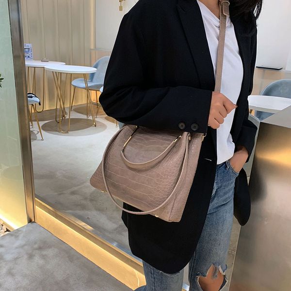 2020 new shoulder bag women's casual korean version of the crocodile pattern crossbody bucket bag simple fashion solid color
2020 new shoulder bag women's casual korean version of the crocodile pattern crossbody bucket bag simple fashion solid color