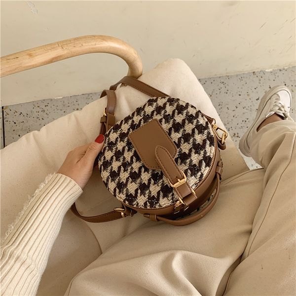 women's handbag 2020 new fashion niche messenger bag simple round bag
women's handbag 2020 new fashion niche messenger bag simple round bag