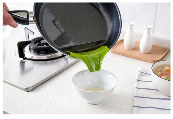 1PC Anti-spill Silicone Slip On Pour Soup Spout Funnel for Pots Pans and Bowls and Jars Kitchen Gadget Tool OK 0258
1PC Anti-spill Silicone Slip On Pour Soup Spout Funnel for Pots Pans and Bowls and Jars Kitchen Gadget Tool OK 0258