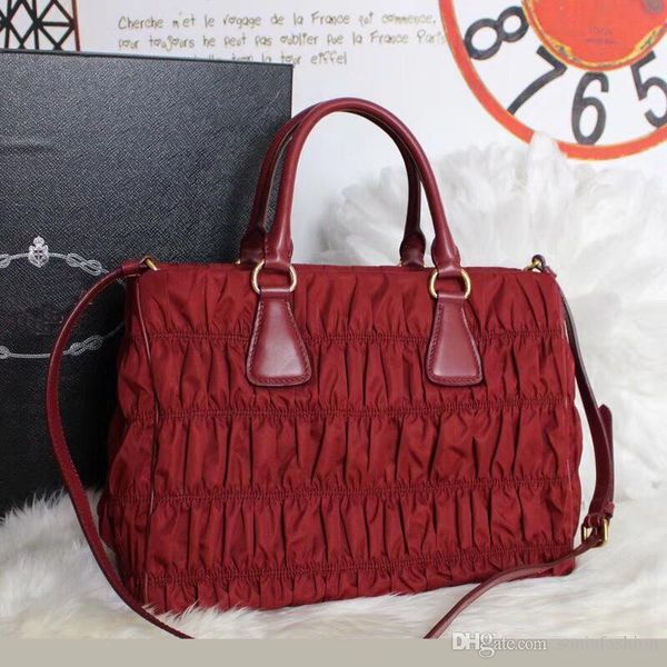 classic fashion sell woman bag designer made of waterproof fold looking lady handbag tote bag
classic fashion sell woman bag designer made of waterproof fold looking lady handbag tote bag