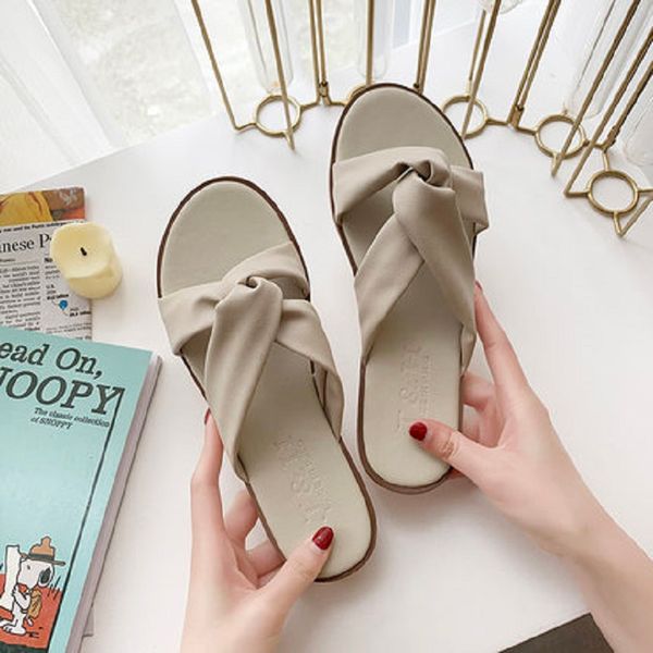 2020 new summer wear stylish word slippers female flat bottom roman sandals and slippers seaside holiday sandals, Black
2020 new summer wear stylish word slippers female flat bottom roman sandals and slippers seaside holiday sandals, Black