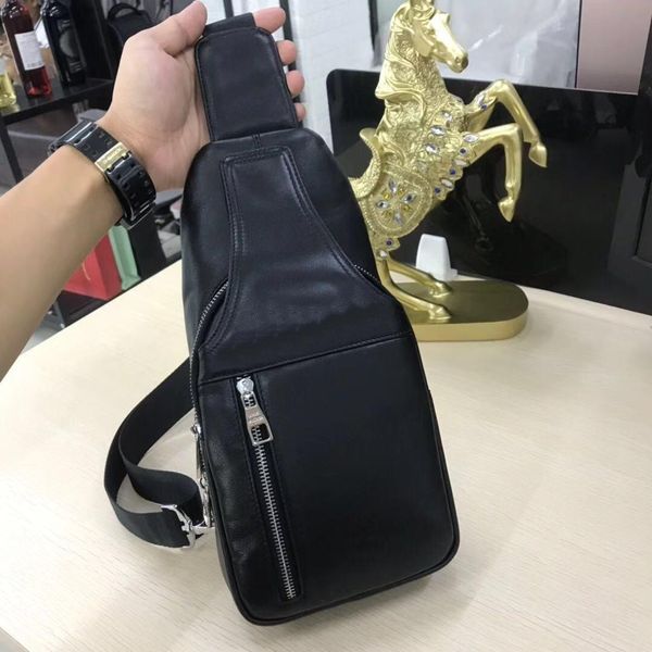 european new fashion 2019 classic retro men's chest bag fashion tailoring design factory direct global ing
european new fashion 2019 classic retro men's chest bag fashion tailoring design factory direct global ing
