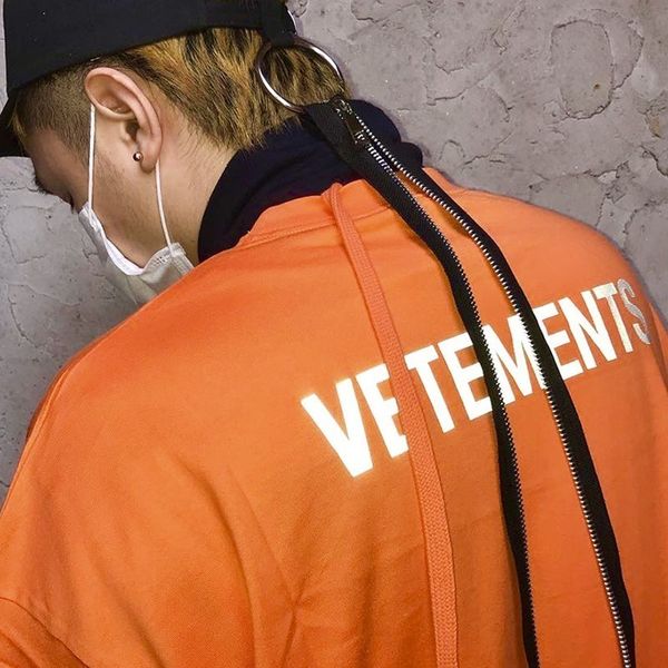 19ss vetements 3m reflective logo t-shirt hip hop street skateboard tee men women casual fashion classic short sleeves summer t-shirt, White;black
19ss vetements 3m reflective logo t-shirt hip hop street skateboard tee men women casual fashion classic short sleeves summer t-shirt, White;black