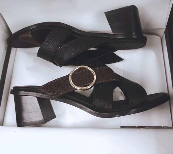 2020 latest women brand print classic metal buckle leisure time sandal striking designers leather outsole perfect slipper, Black
2020 latest women brand print classic metal buckle leisure time sandal striking designers leather outsole perfect slipper, Black