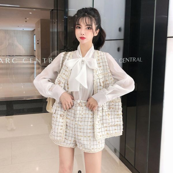 temperament goddess fan net red suit butterfly lace-up shirt tweed sleeveless vest jacket high waist wide leg shorts, Black;white
temperament goddess fan net red suit butterfly lace-up shirt tweed sleeveless vest jacket high waist wide leg shorts, Black;white