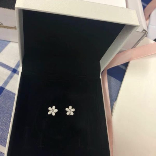 new white enamel daisy stud earring original box set jewelry for pandora 925 sterling silver flowers earrings for women girls, Golden;silver
new white enamel daisy stud earring original box set jewelry for pandora 925 sterling silver flowers earrings for women girls, Golden;silver
