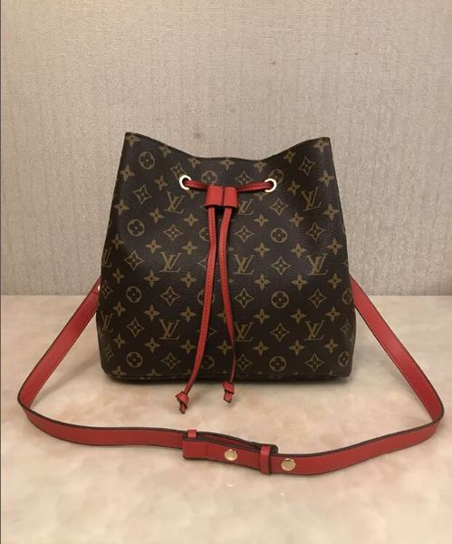 2018 Дизайнерские сумки на ремне, кожаные сумки на ремне, женская цветочная печать,
2018 Дизайнерские сумки на ремне, кожаные сумки на ремне, женская цветочная печать,