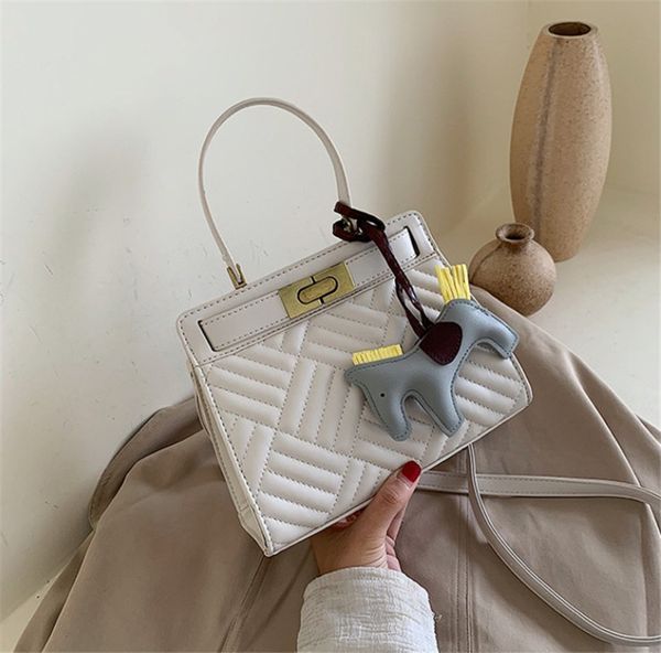 New 2020 Handbag Kitten Bag Stylish Embroidered Rhomb Shoulder Bag 5colors PH-CFY2006014
New 2020 Handbag Kitten Bag Stylish Embroidered Rhomb Shoulder Bag 5colors PH-CFY2006014