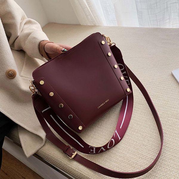 simple pu leather crossbody bags for women letter printed wide strap women's shoulder bag solid female handbags
simple pu leather crossbody bags for women letter printed wide strap women's shoulder bag solid female handbags