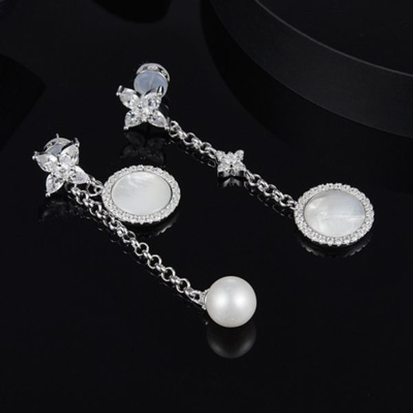 wholesale-asymmetric eternelle dropping earrings with pearl and mother of pearl, Golden
wholesale-asymmetric eternelle dropping earrings with pearl and mother of pearl, Golden