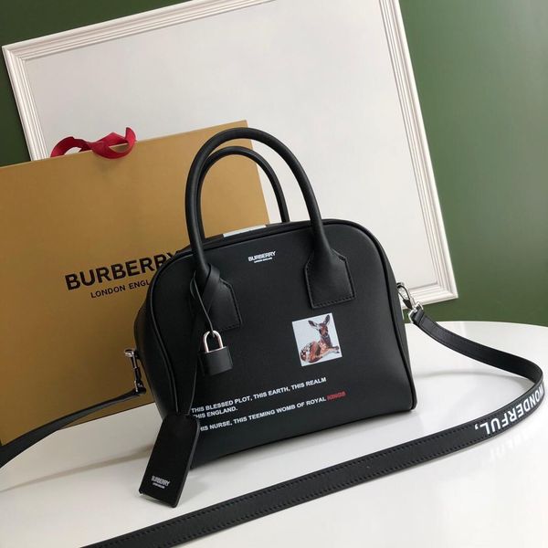 2020 now latest shoulder bag, handbag, backpack, waist bag,travel bags, quality,perfect model: 26 size 34-19-21cm
2020 now latest shoulder bag, handbag, backpack, waist bag,travel bags, quality,perfect model: 26 size 34-19-21cm