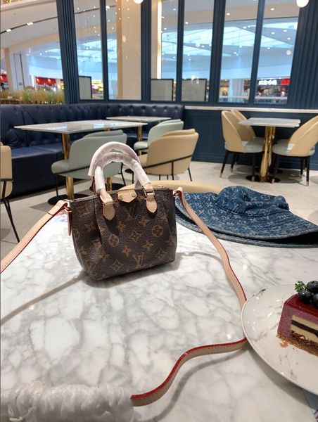 stylish retro ladies handbag with a sturdy, one-shoulder messenger bag in mini size 14*13 cm
stylish retro ladies handbag with a sturdy, one-shoulder messenger bag in mini size 14*13 cm