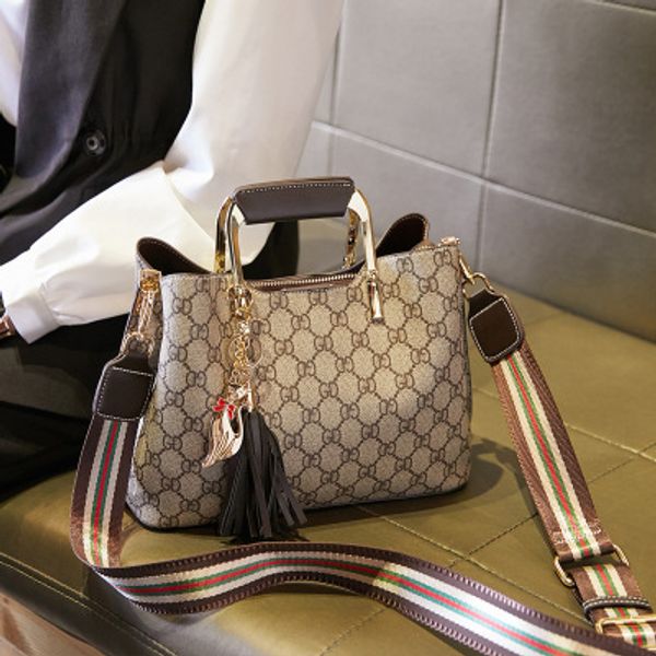 женская сумочка deisgner мода ведро сумка простой курьерская сумка бренд gd атмосфера сумка сумка колледж стиль 2020 новый
женская сумочка deisgner мода ведро сумка простой курьерская сумка бренд gd атмосфера сумка сумка колледж стиль 2020 новый