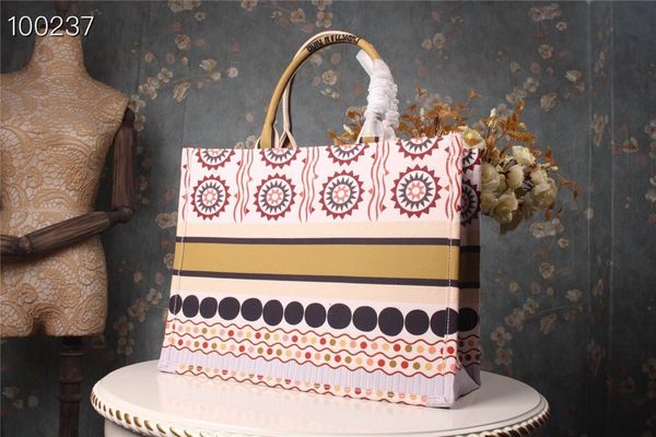2020 women new canvas handbags star with the same paragraph shopping bag embroidery letter shoulder bag large capacity european and america
2020 women new canvas handbags star with the same paragraph shopping bag embroidery letter shoulder bag large capacity european and america