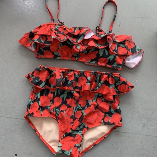 2019 flower color swimsuit flower size chest thin belly cover spring holiday swimsuit female, White;black
2019 flower color swimsuit flower size chest thin belly cover spring holiday swimsuit female, White;black