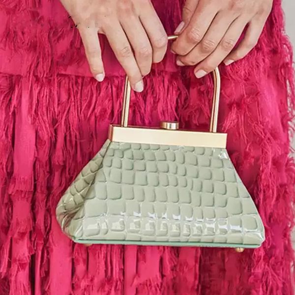 crocodile pattern casual clip bag women messenger bag genuine leather 2019 lady shoulder crossbody brands all-match tote
crocodile pattern casual clip bag women messenger bag genuine leather 2019 lady shoulder crossbody brands all-match tote