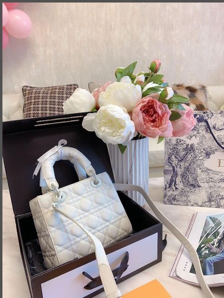 2020 ladies handbag purse clutch bag ladies new elegant wild women's wallet leather shoulder bag business bag
2020 ladies handbag purse clutch bag ladies new elegant wild women's wallet leather shoulder bag business bag