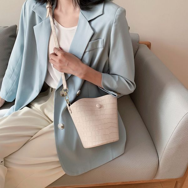 2020 new shoulder bag women's casual fashion korean version of large capacity ladies simple bucket bag
2020 new shoulder bag women's casual fashion korean version of large capacity ladies simple bucket bag
