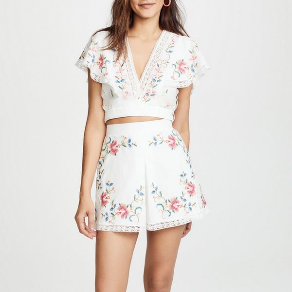 vintage embroidery hollow out two piece set women v neck short sleeve crop & high waist wide leg shorts female summer suit, White
vintage embroidery hollow out two piece set women v neck short sleeve crop & high waist wide leg shorts female summer suit, White