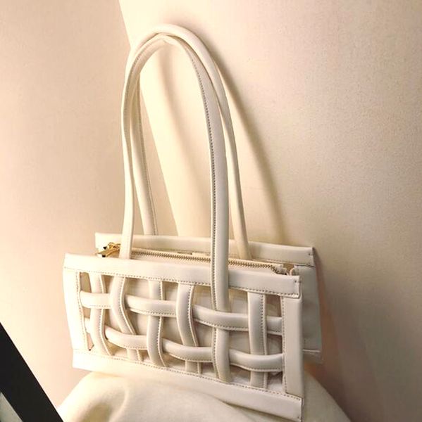 the est brand recommends women's high-quality handbags fashion woven design large-capacity leather inner bag work and leisure occasions
the est brand recommends women's high-quality handbags fashion woven design large-capacity leather inner bag work and leisure occasions