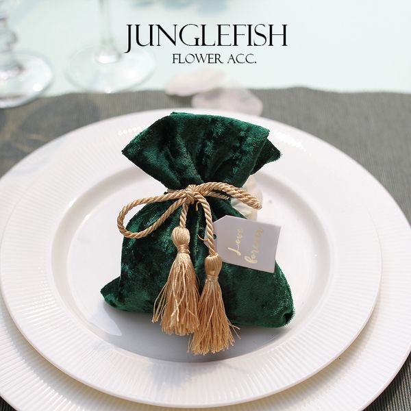 new green velvet wedding candy boxes with string and the cards 9.5*12cm luxury gift pouches event party supplies favors bag
new green velvet wedding candy boxes with string and the cards 9.5*12cm luxury gift pouches event party supplies favors bag