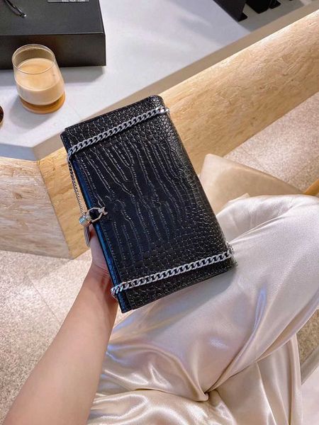 2020 new women's shoulder bag chain decoration messenger bag layer leather handbag tassel bag
2020 new women's shoulder bag chain decoration messenger bag layer leather handbag tassel bag