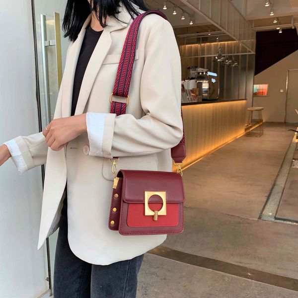 2019 bag simple fashion wide shoulder belt round lock single shoulder messenger small square bag
2019 bag simple fashion wide shoulder belt round lock single shoulder messenger small square bag