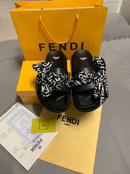 2020 sandals flat lettering men women huaraches flip flops slippers black loafers slides designer sandals
2020 sandals flat lettering men women huaraches flip flops slippers black loafers slides designer sandals