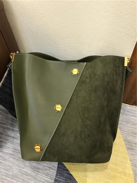 2019 new style temperament rivet large capacity crescent bucket bag female pu bag single shoulder magnetic buckle
2019 new style temperament rivet large capacity crescent bucket bag female pu bag single shoulder magnetic buckle