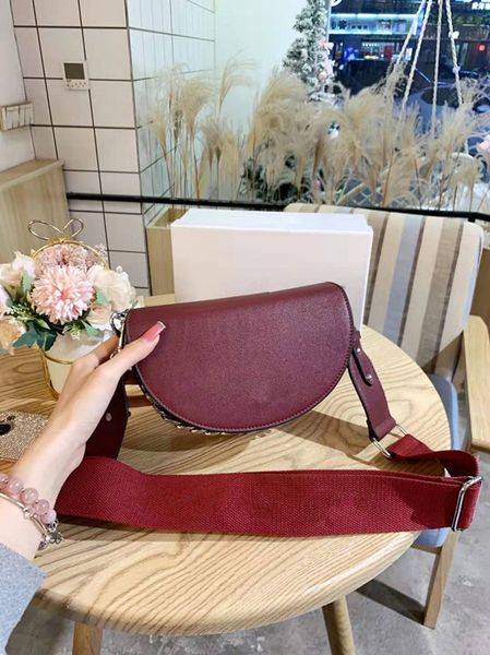 oblique satchel female saddle bag fashion contracted the new 2020 inclined bag, single shoulder and a half months luxury women handbags
oblique satchel female saddle bag fashion contracted the new 2020 inclined bag, single shoulder and a half months luxury women handbags