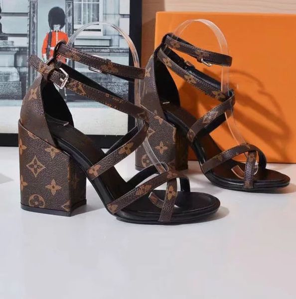 2019 designer shoes women slides genuine leather luxury sandals fashion ladies designer sandals size35-40 with box z109, Black
2019 designer shoes women slides genuine leather luxury sandals fashion ladies designer sandals size35-40 with box z109, Black