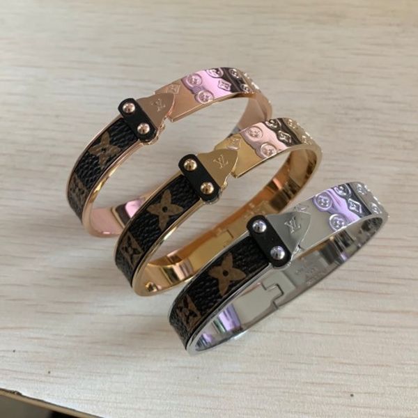Deluxe famou brand 316 l titanium teel 18k ro e gold ilver lover leather flower arrow bangle bracelet for men women 19cm
Deluxe famou brand 316 l titanium teel 18k ro e gold ilver lover leather flower arrow bangle bracelet for men women 19cm