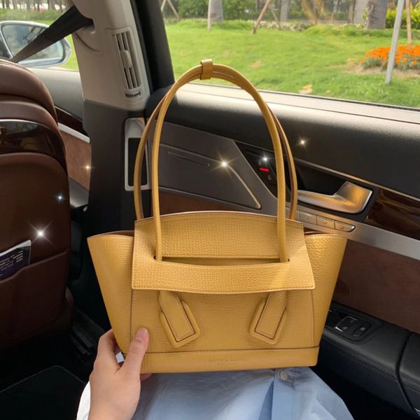 2020 new spring women luxury dumpling hang bag large capacity fashion tote bucket bag ins popular lady
2020 new spring women luxury dumpling hang bag large capacity fashion tote bucket bag ins popular lady