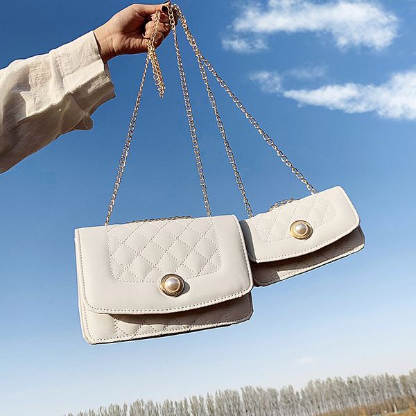 2020 new small fragrant rhombus chain bag female popular korean version of the wild one-shoulder slung fashion small square bag
2020 new small fragrant rhombus chain bag female popular korean version of the wild one-shoulder slung fashion small square bag
