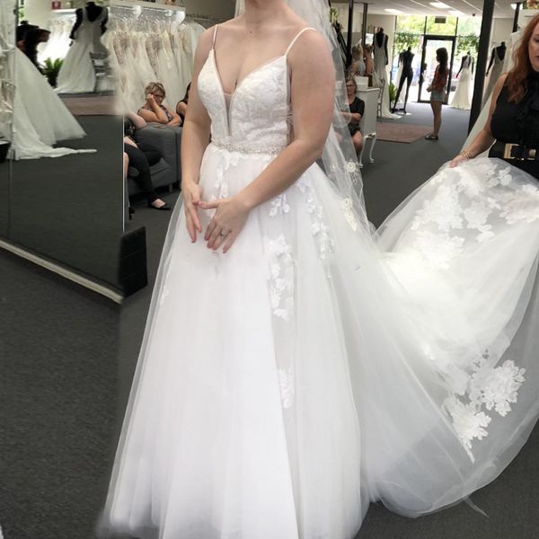 elegant a line wedding dresses lace applique v neck spaghetti straps sleeveless wedding gowns with beaded sash bridal gowns, White
elegant a line wedding dresses lace applique v neck spaghetti straps sleeveless wedding gowns with beaded sash bridal gowns, White